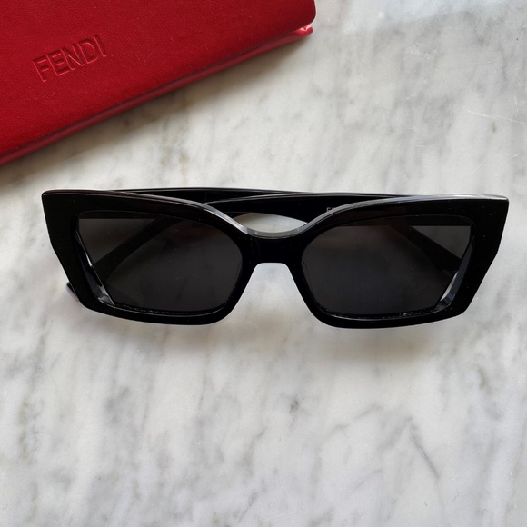 Fendi - Rectangular Sunglasses - Picture 2 of 10